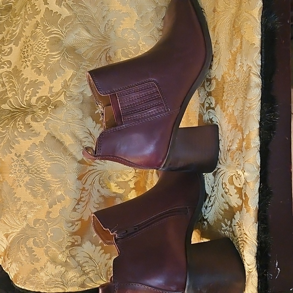 Ladies Lucky Brand leather boots. New, never worn. Wine/brown. DEBRUH - Picture 3 of 6